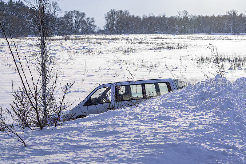 汽车在沟里冬天事故后。车辆失控，在结冰的路面上行驶。