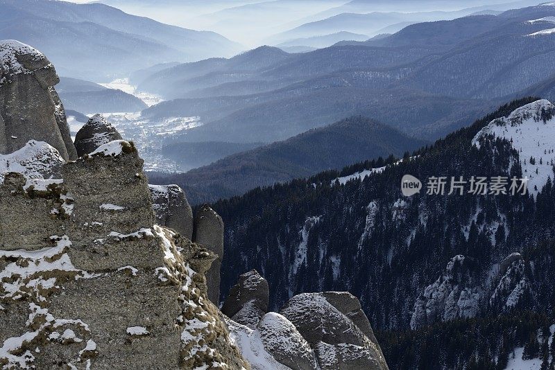 在雾蒙蒙的山谷中看见了谢亚城