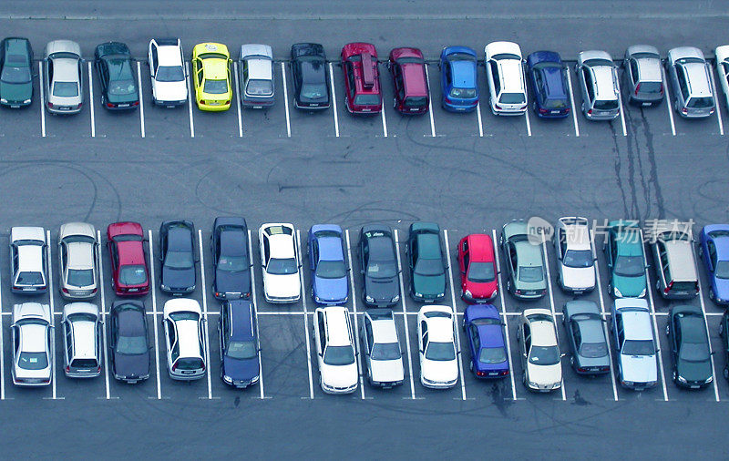 许多停着的汽车和一个大停车场