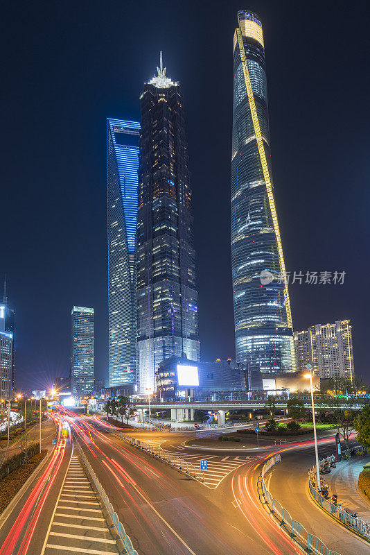 晚上，上海陆家嘴金融中心的摩天大楼