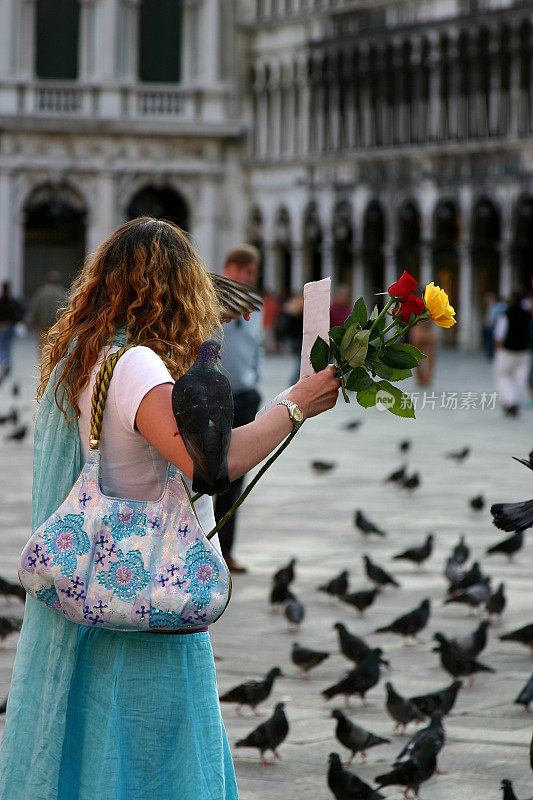 意大利威尼斯圣马可广场上的女孩