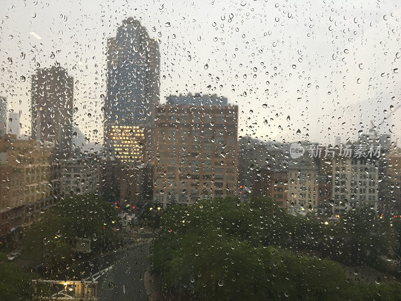透过一扇挂着雨滴的窗户看到的纽约市