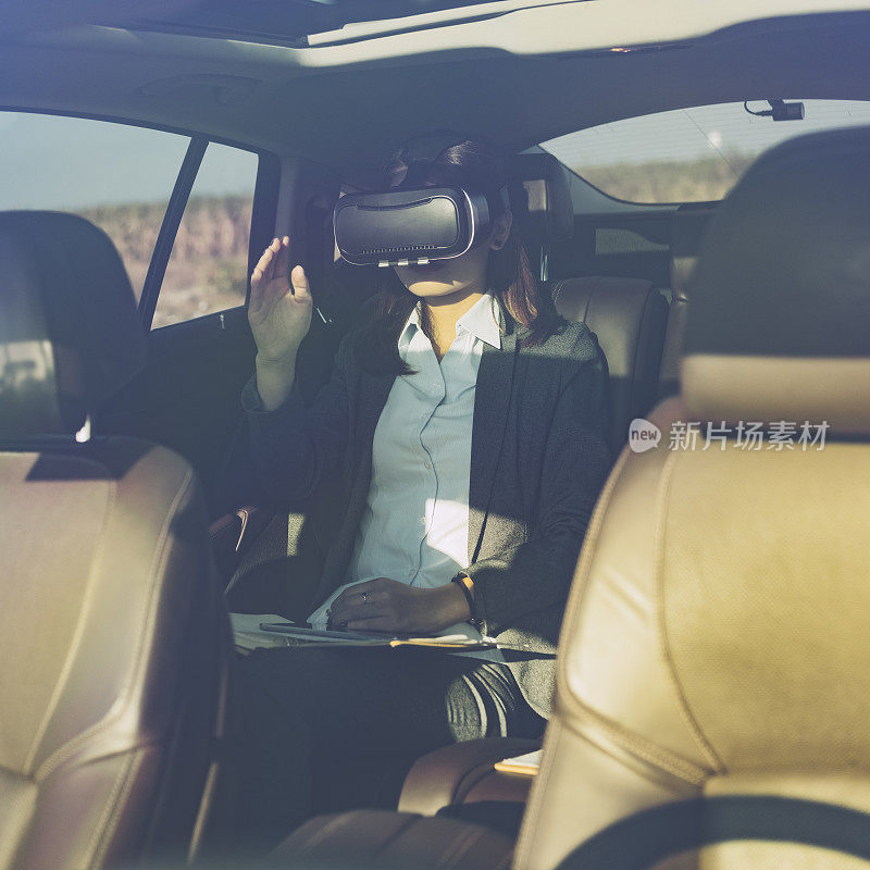 女商人在车里戴着VR眼镜