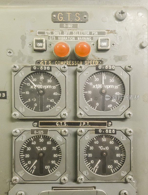 复古70的飞机驾驶舱仪表盘开关。