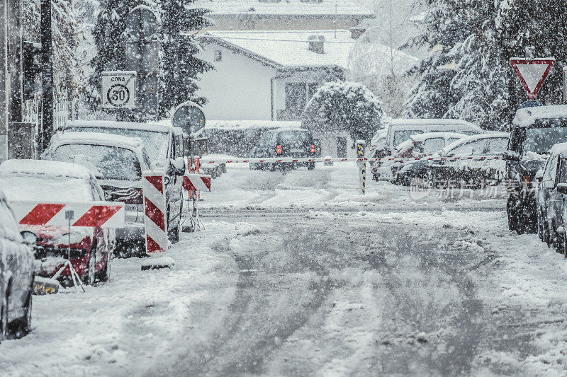 城市街道迎来了初秋的雪