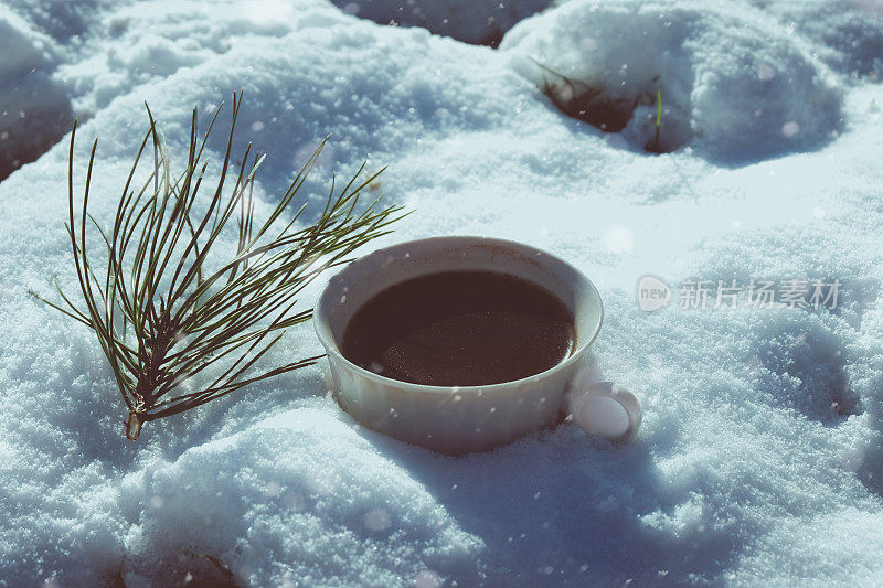 用咖啡杯和冷杉在雪中的圣诞作文