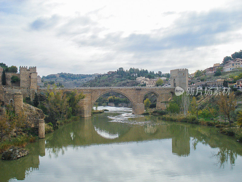 阿尔坎塔拉Puente的观点。位于西班牙托莱多的一座横跨塔霍河的罗马拱桥