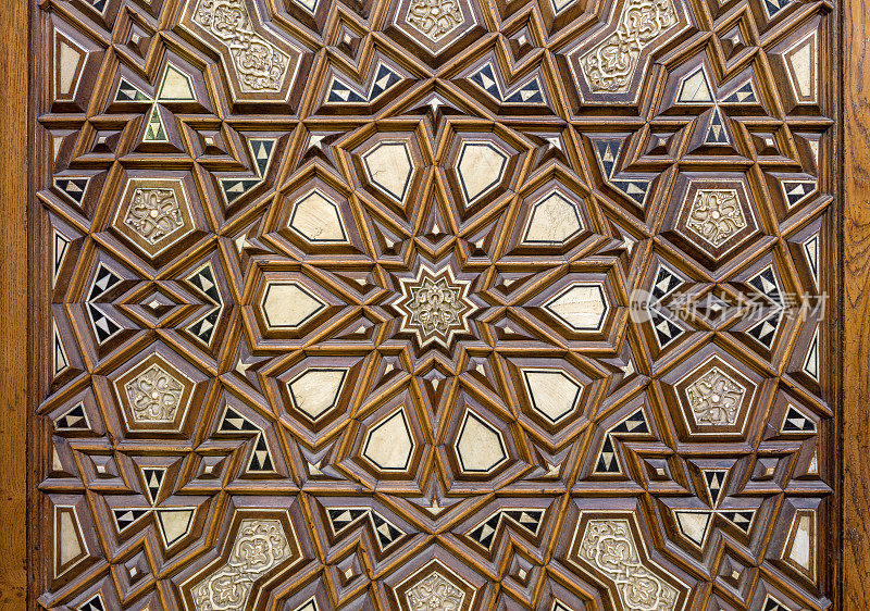 特写阿拉伯式装饰的一个古老的装饰木门，开罗，埃及
