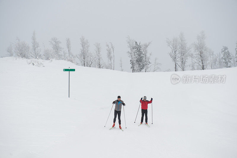 两名资深男子越野滑雪在大雾天气，欧洲