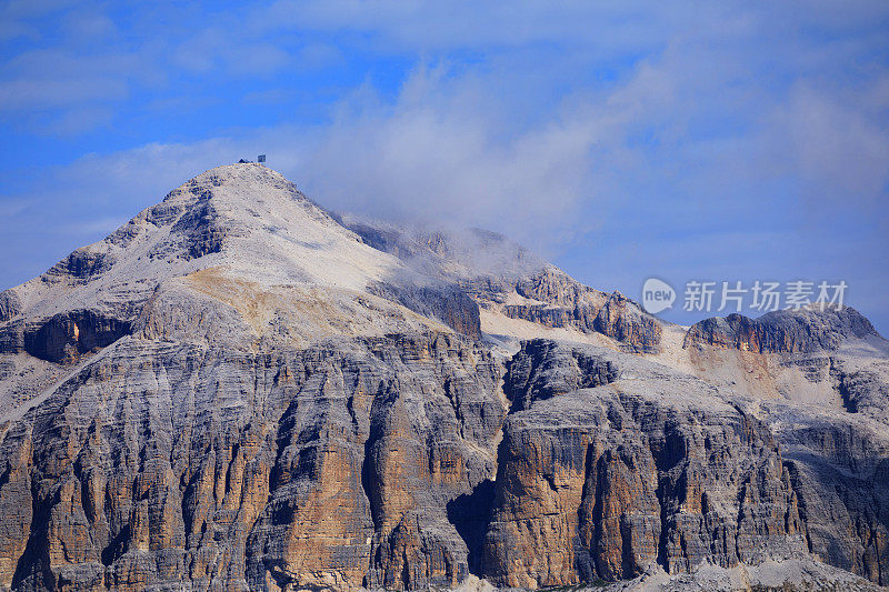 夏天的风景。意大利北部Dolomites的Fedaia山口到Pordoi山口的休息点上的马尔莫拉达冰川山的美丽景色。夏天在阿拉巴山上。