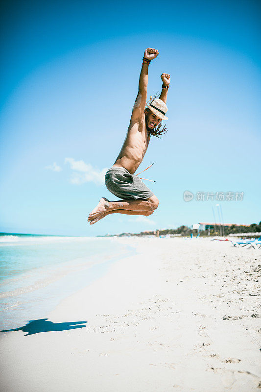 拉丁裔男子在度假时从幸福中跳起来
