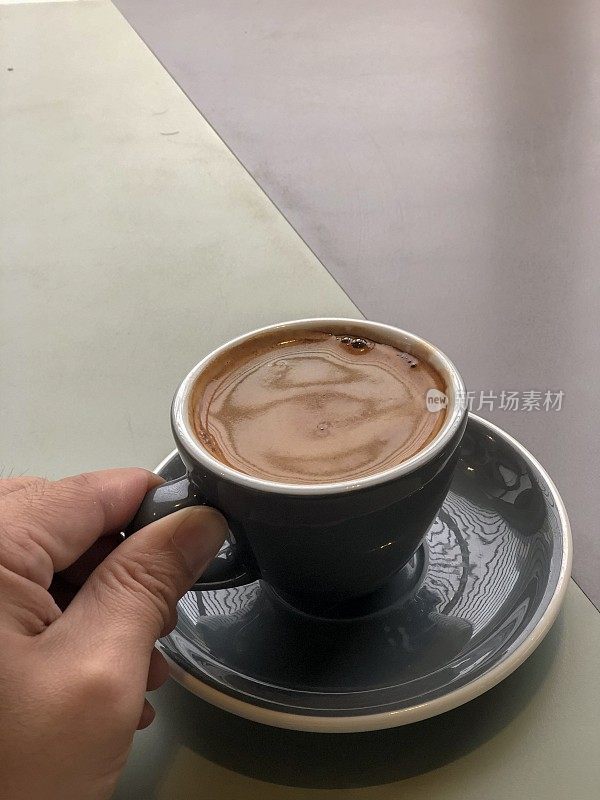 桌上有一杯美式咖啡