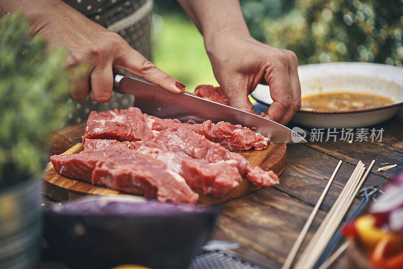 在外面准备蔬菜牛肉串