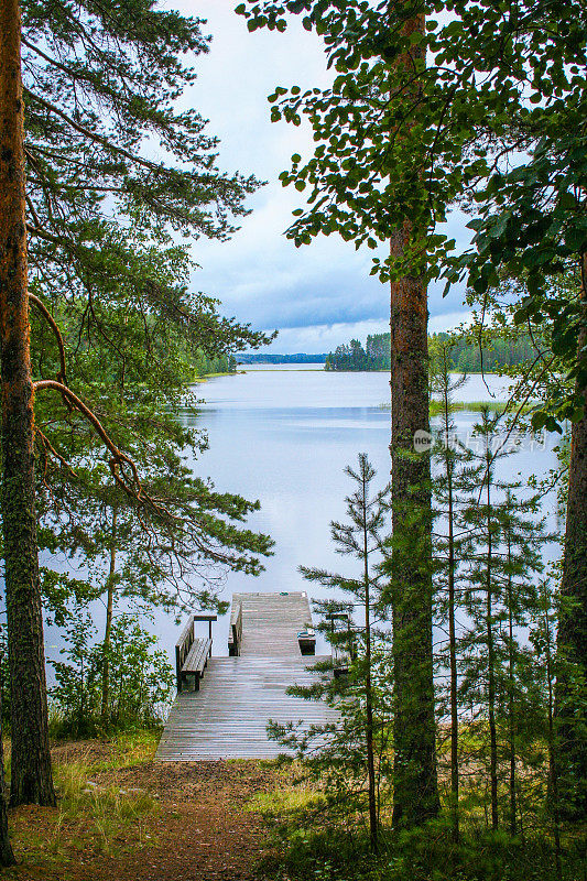 芬兰saimaa湖上的木码头