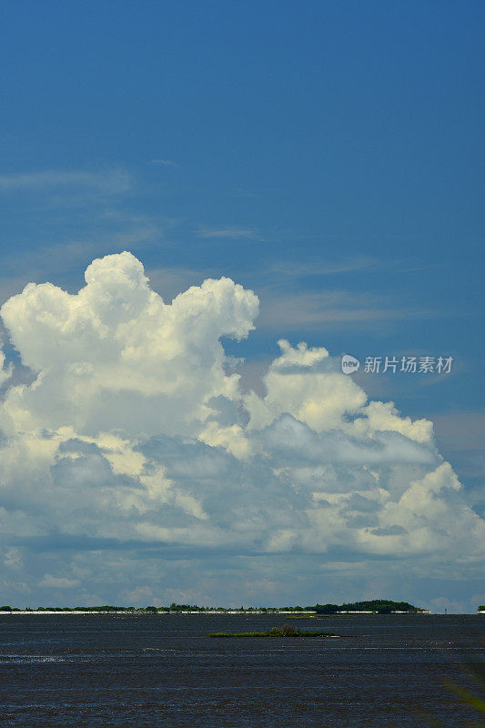 上升的夏季风暴云在贫瘠的沿海岛屿上扩张