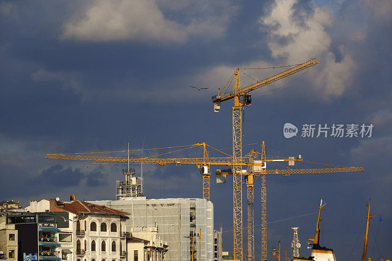 施工现场的施工起重机和建筑物