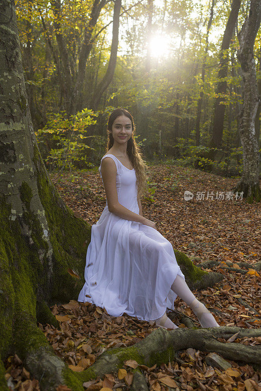 一位芭蕾舞女演员在土耳其的自然公园里伸展、摆姿势、锻炼身体