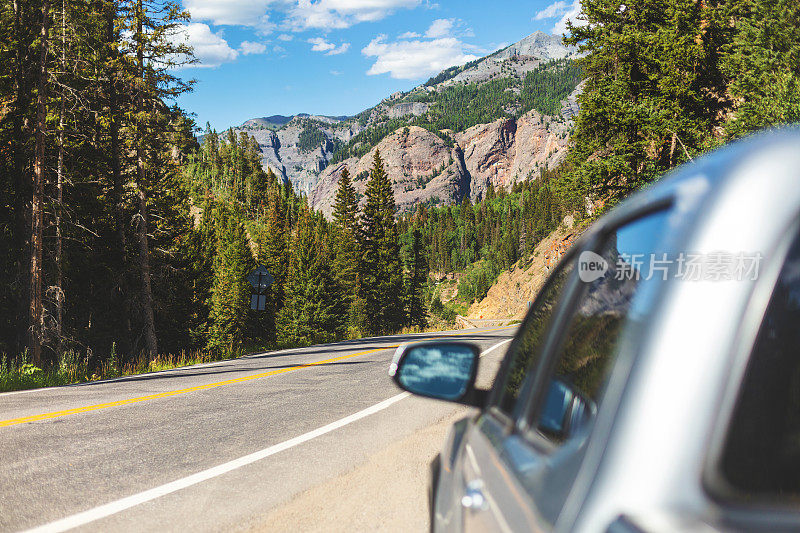 皮卡车停在美国西部公路上，在美丽的山景俯瞰西弗尔顿科罗拉多