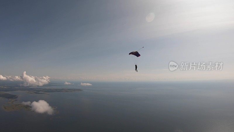 滑翔伞在空中飞行