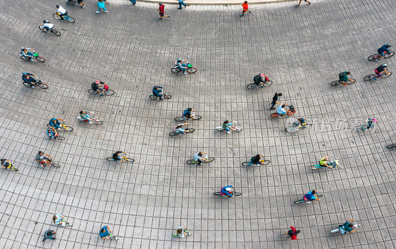 人们在街上骑自行车。墨西哥城