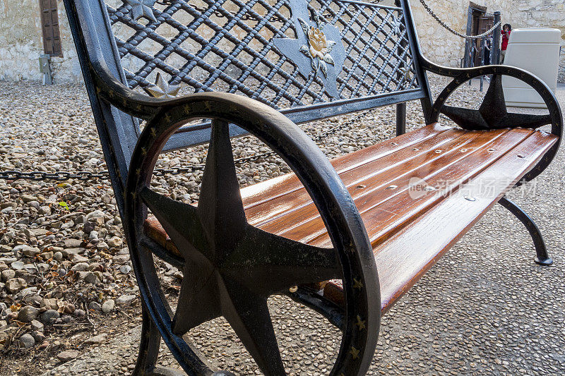 德克萨斯州圣安东尼奥市中心的一个公园里的长椅