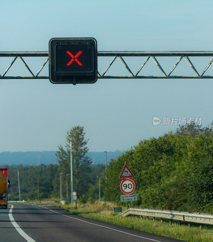 红色x封闭车道，时速限制90公里