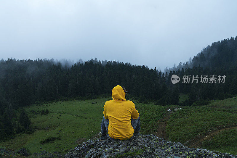 黄色雨衣自然人