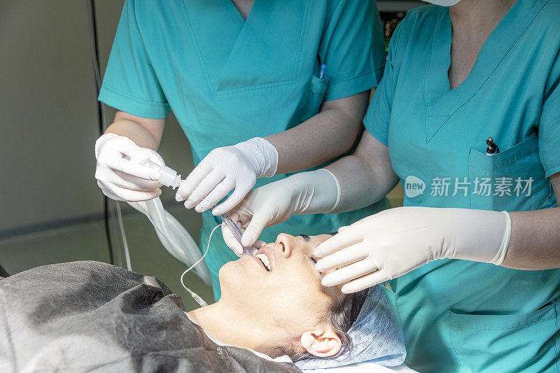 麻醉师在手术中给病人戴氧气面罩