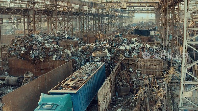 在钢铁厂回收的废金属。磁力起重机