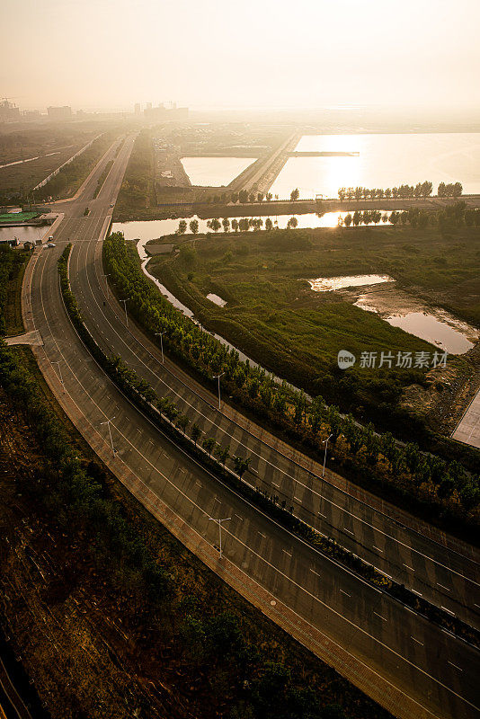 春天，中国河北，从一个高地到一个精心设计的河边交通系统和城市的旅游区。