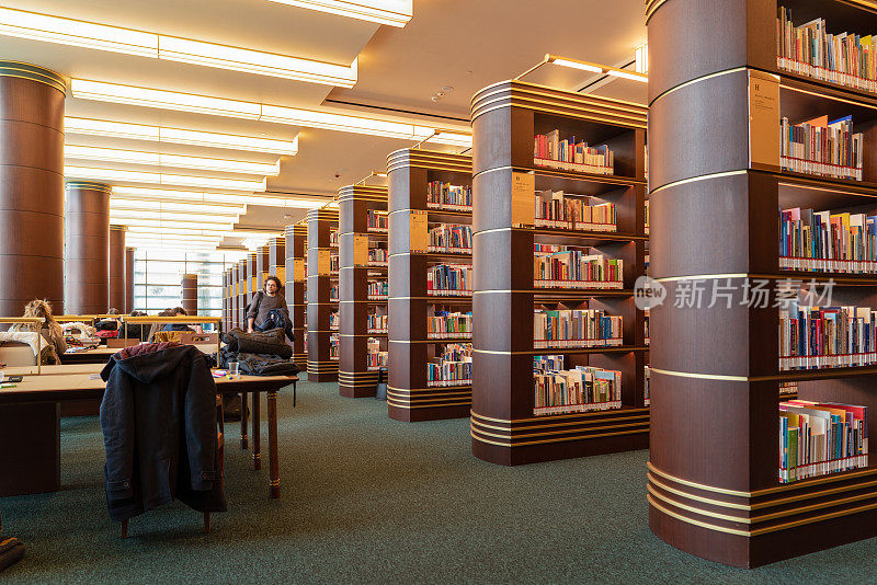 小米图书馆里面有书架和书桌。米勒图书馆最近在总统办公室附近开放。
