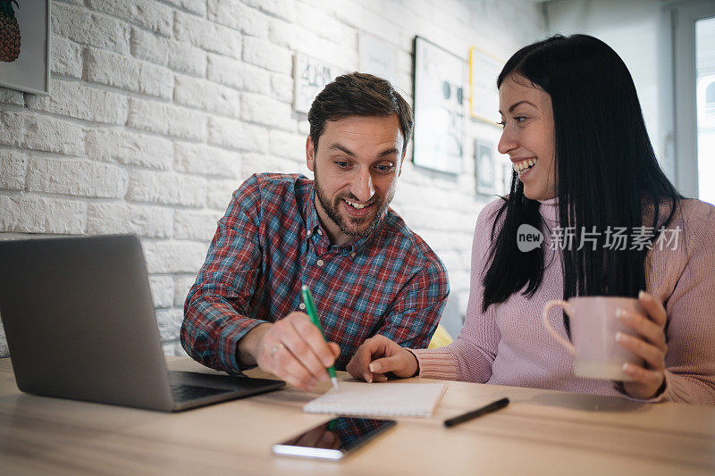 这对幸福的年轻夫妇列出了他们婚礼的请柬