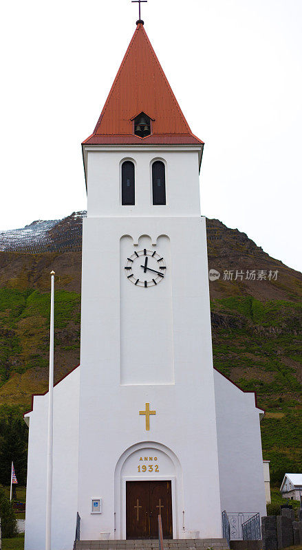 Siglufjörður，冰岛:红色和白色的20世纪教堂特写