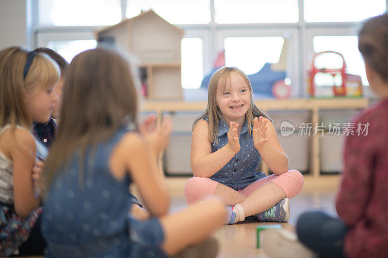 幼儿园班级唱歌和拍手在圆圈时间库存照片