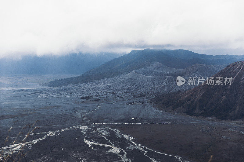 在印度尼西亚的Bromo地区的美丽的火山土地上，壮观的日出景色