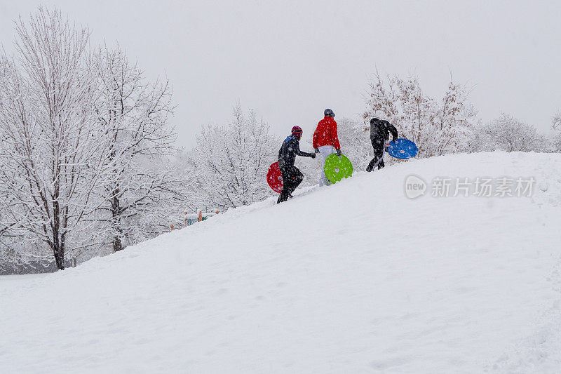 在暴风雪中爬雪橇山