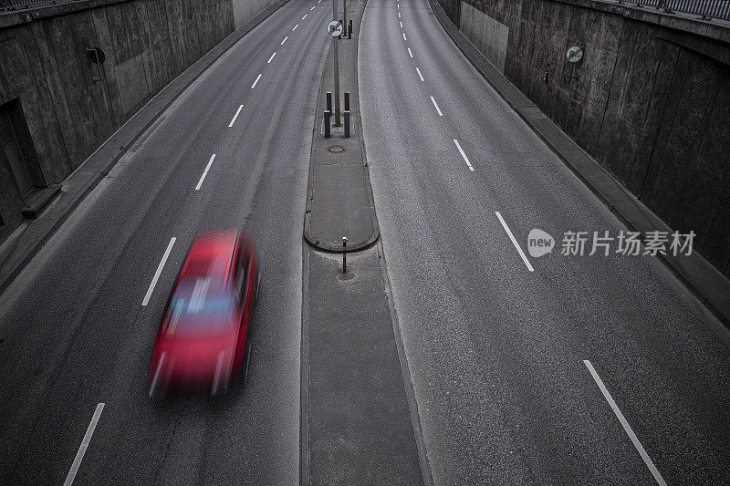 一辆红色汽车在柏林道路上运动模糊的鸟瞰图