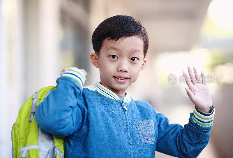 小男孩在教室里的书桌前读书