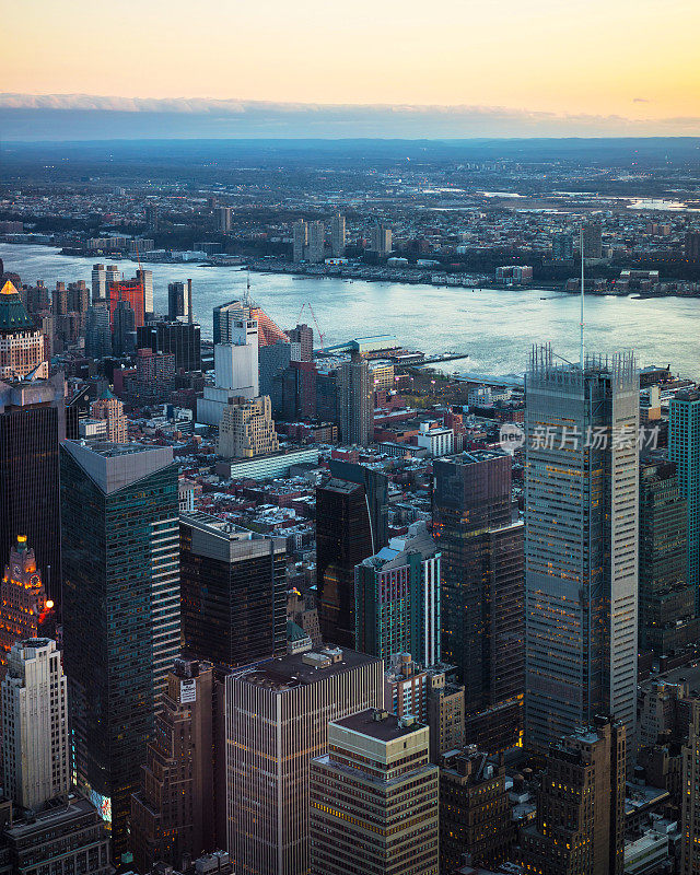 鸟瞰曼哈顿中城纽约纽约市反射