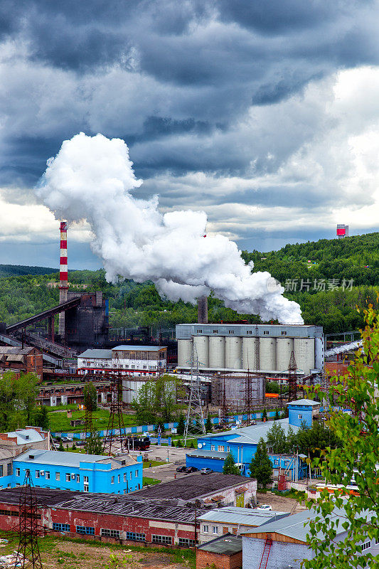 冶金工厂。高炉烟气排放。环境问题:环境污染。