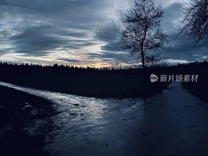 夜晚诡异的乡村道路和风景