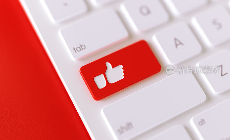 现代键盘按钮与大拇指向上的图标-社会媒体概念