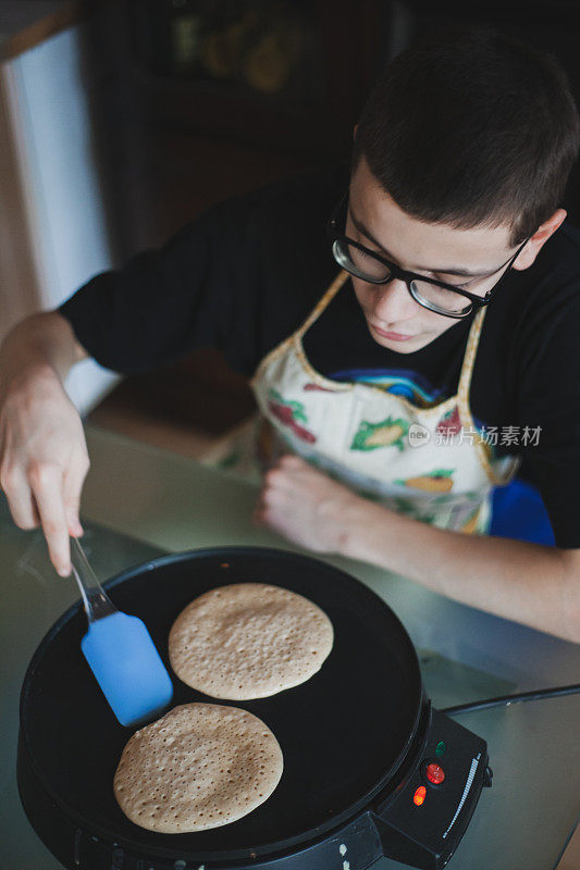 少年在封锁期间做美国煎饼