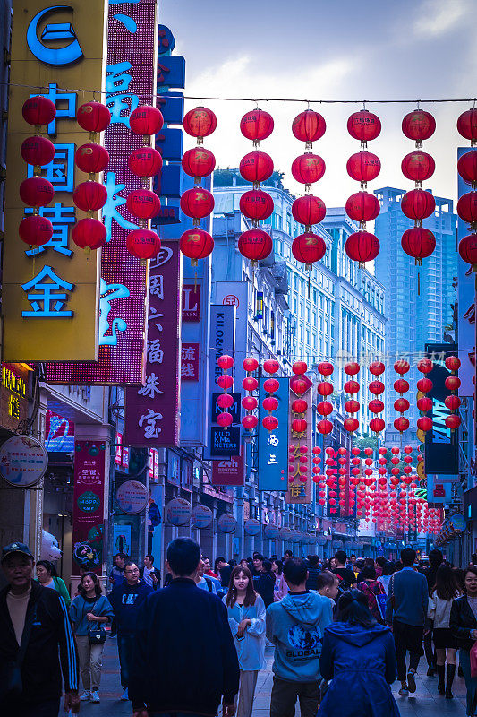 2019年12月中国广州上下九步行街。荔湾区商业步行街城市的主要购物区。主要旅游景点。