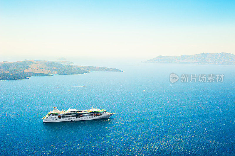希腊圣托里尼岛附近海面上的一艘游船。