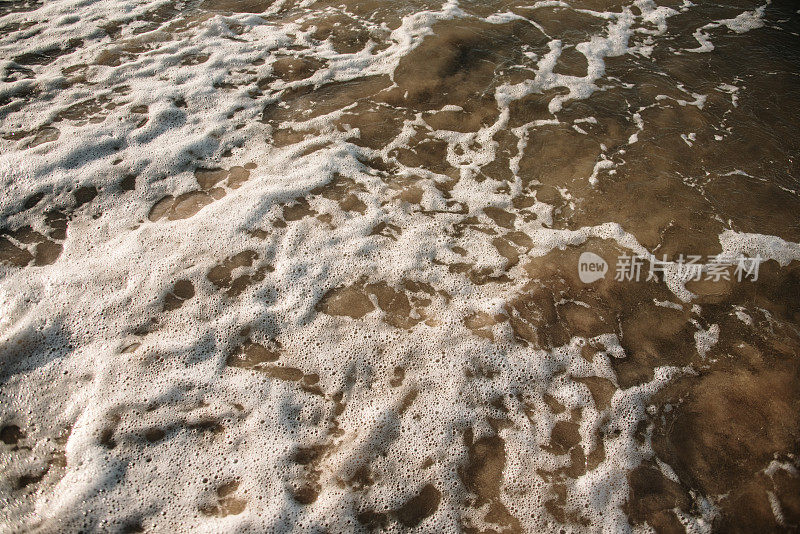 海滩上海水的泡沫质地