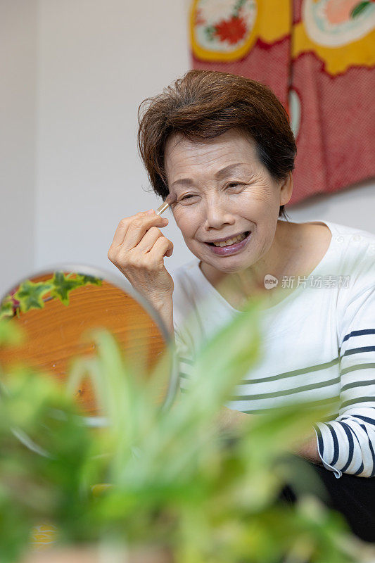 年长的女人在化妆