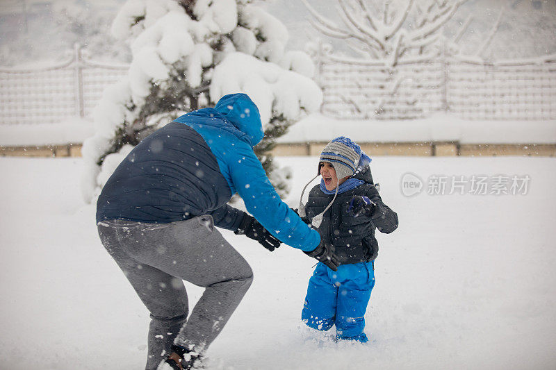 在雪中嬉戏