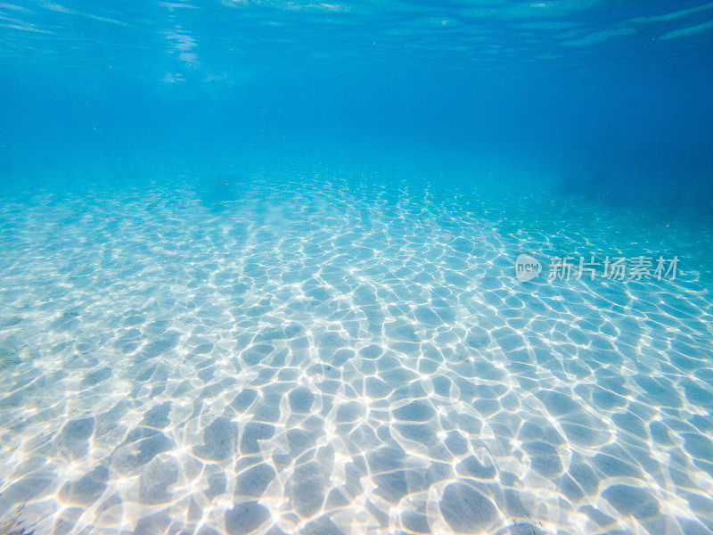 水下的海景，白色的沙底