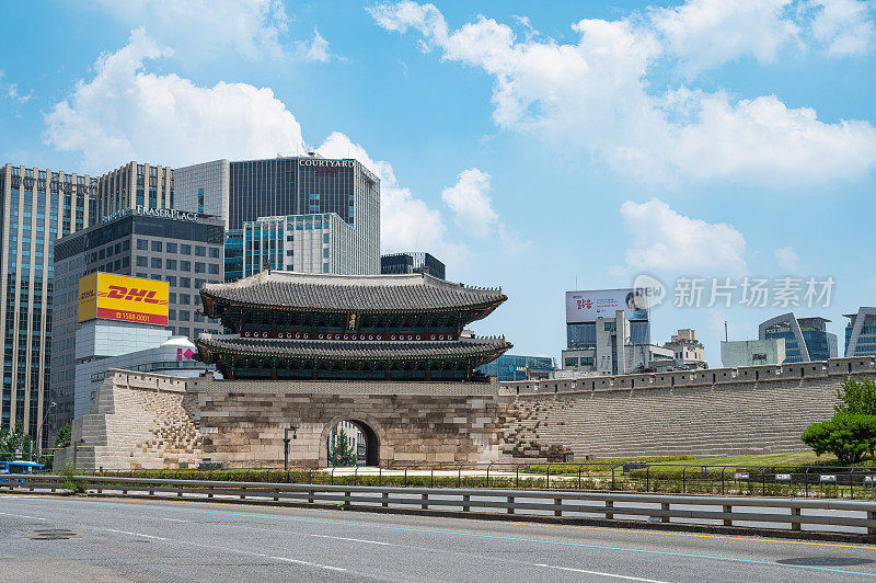首尔，韩国，2020年7月:首尔的南大门的正式名称是Sungnyemun，它是首尔的大门之一，建于朝鲜王朝。
